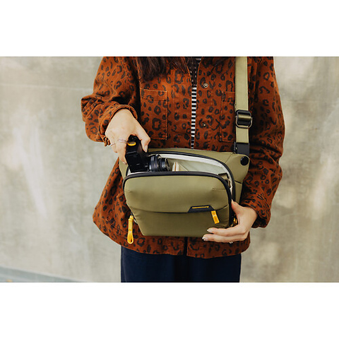 Everyday Sling (Kelp, 3L) Image 4